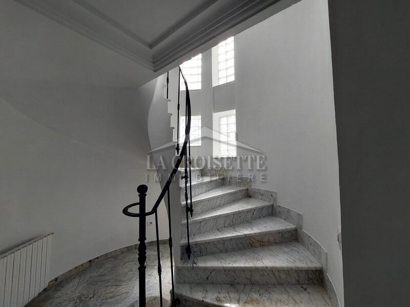 Villa S+4 avec piscine à Gammarth